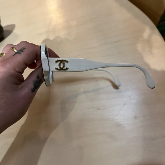 Chanel vintage 90s round white sunglasses - Picture 3 of 6